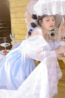 初中女孩白丝短裙